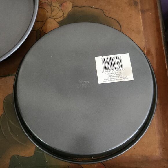 Wilton 9" Cake Pan Non Stick Set of 2 - Picture 4 of 12